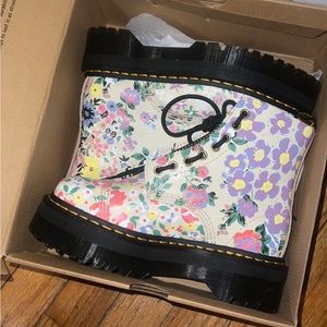 Size 7 BRAND NEW doc martens. Never even tried on. Still in the original box.